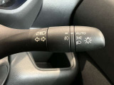 車外の明るさに応じでライトを点灯、消灯してくれるオートライト機能です☆お天気の良い昼間のトンネル走行などオートにしてると便利で安心です☆エンジン停止時にライトの消し忘れも無くなります☆