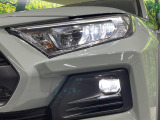 【LEDヘッドライト】悪天候や夜間走行時も良好な視界を確保し安心して運転できる高輝度LEDヘッドライトを装備!点灯速度が早く、消費電力も抑えられています。