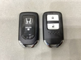 スマートキーを装備しています。鍵を差し込むことなくドアロックの開け閉めと、スタートボタン操作でのエンジンスタートができます。スペアキーも同じものを用意しております。