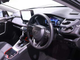運転席周りは遊びにも通勤にも普段のお買い物にもピッタリ。日々のドライブに居心地のよいレイアウトです。