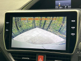 【バックカメラ】駐車時に後方がリアルタイム映像で確認できます。大型商業施設や立体駐車場での駐車時や、夜間のバック時に大活躍!運転スキルに関わらず、今や必須となった装備のひとつです!