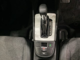 CVT車のセレクトレバーです。低速から高速まで、変速ショックのないスムーズな走りと、エンジン効率のよい領域を維持して燃費にも貢献します。サイドブレーキはスイッチ操作の電子制御パーキングブレーキです。