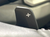 【パドルシフト】ハンドルから手を離さずに素早くシフトアップ&ダウンができるので、エンジンブレーキを使う下り坂や高速道路の合流で加速したい場面で役立ちます。