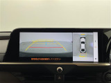 【パノラミックビューモニター】クルマを真上から見下ろした視点で駐車をサポートします!クルマの斜め後ろや真横など、いち早く障害物に気が付くことができます。