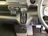 足元スッキリ、インパネシフトです。パーキングブレーキはフットブレーキタイプなので、運転席と助手席の間がスッキリしています。