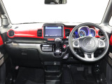 操作性に優れた運転席となります!小物入れや各ボタンの配置にこだわり、使いやすいです!座り心地もよく視認性も良好なのでロングドライブもお任せ下さい!
