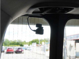 この車にはリアにもドライブレコーダーを装備しております◆映像・音声などを記録する自動車用の装置です。 もしもの事故の際の記録はもちろん、旅行の際の思い出としてドライブの映像を楽しむことができます。