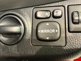 狭い駐車場で便利な電動格納ドアミラーが付いています。