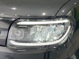 【LEDヘッドライト】悪天候や夜間走行時も良好な視界を確保し安心して運転できる高輝度LEDヘッドライトを装備!点灯速度が早く、消費電力も抑えられています。