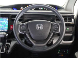 【Honda SENSING】 カメラ等装置で精度の高い検知能力を発揮、安全運転を支援します。ステアリング上のコントローラーに注目!