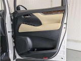 運転席ドア内張はご覧の通り。ドアポケットの収納もバッチリです