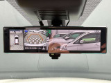 車両後方のカメラ映像をミラー面に映し出すので車内の状況や天候に左右されず後方視界を得られます。