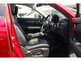 広々とした運転席で快適なドライブをサポート