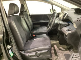 女性でも運転がしやすいように、シートの高さ調整機能(シートリフター)がついています。運転席と助手席の間が空いている為、助手席側への移動がスムーズです。交通量の多い道でも助手席側から乗り降りができます。