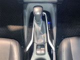 展示車は自社専門工場にて商品化を行っています。外装から内装はもちろん、エンジンルームの隅々までキレイに清掃してます。ぜひ一度ご覧ください。