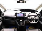 お車選びをお楽しみ頂けるよう、在庫車の展示スペースを十分に確保しております。