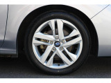 17インチアルミ(シルバー塗装)。タイヤサイズ205/50R17