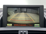 こちらのバックカメラは画面にラインが表示されておりますので、バック時のクルマの進行方向の目安になります。より高いレベルで車庫入れをサポートする、便利な機能ですね。