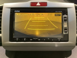 バックでの車庫入れも安心です! リアカメラが付いているバックモニター付のナビを装備しております。操作線もついており距離感も画面から確認できます。