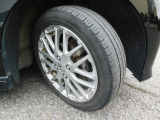 足元は純正アルミホイールを装着しております。タイヤサイズは15インチになります。