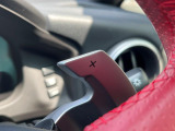 【パドルシフト】ハンドルから手を離さずに素早くシフトアップ&ダウンができるので、エンジンブレーキを使う下り坂や高速道路の合流で加速したい場面で役立ちます。