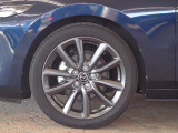 18インチ純正アルミホイールを装備。タイヤサイズは215/45R18となります。