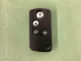 スマートキー付きですからドアロックの開閉およびエンジンスタートが楽々です。電動スライドドアの開け閉めもボタンで操作できます。