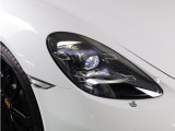 LEDヘッドライト(PDLS+)搭載。走行状況に応じた最適な照射を実現。視認性と安全性を高め、夜間やカーブでのドライブをサポートします。