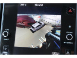 シフトポジションがPの時、自車を斜め上から見たような映像をディスプレイに表示します。スイッチ操作で8つの視点に切り替え可能。出発時や降車前に様々な角度から周囲を確認する事が出来ます。