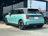 コンパクトな車体にパワフルなエンジン、ゴーカートのようなドライブフィールは乗ってみるとなお、他の車とは一線を画す魅力を持っています。