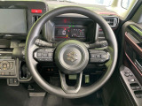 インテリアに合わせたデザインのステアリングは、運転される方のことも考え、運転しやすい形状、大きさです。是非一度、実際に触ってお確かめください。