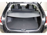 車外からのプライバシー保護に役立つトノカバー。使用しないときはデッキボード下のスペースへ収納可能。