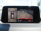 360°ビューモニターでは前後左右4つのカメラ映像をさまざまな走行状況に応じて切り替えてセンターディスプレイに表示することで、駐車時や狭い道でのすれ違い時、見通しの悪い交差点進入時でも安心感を高めます