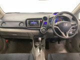 車内は光触媒抗菌消臭施工済です。インパネ周りはスタイリッシュなデザインです。グローブボックスやカップホルダーのほかにトレーなどたくさんの収納スペースが付いています。
