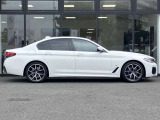 BMWを熟知したメカニックによる、360度の納車前点検。ドイツ本国と同様の教育・訓練を受けたメカニックが徹底的に点検、整備した後にお客様にお引渡しします。