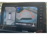 アラウンドビューモニターです。4つのカメラからの映像を合成・処理することで空から見下ろすような視点で周囲を確認でき、駐車時のクルマの位置確認がスムーズになります。
