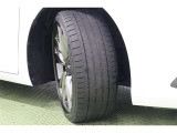 タイヤサイズ 235/40R19。Fスポーツ専用19インチアルミホイールを装着しています。足元を引き締めてくれ、しっかりした走りも楽しめますよ。
