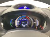 上部にデジタルのスピードメーターを、真ん中にはタコメーターを大きく配したハイブリット車専用のメーターです。中央のサブデスプレイで燃費や動力伝達などの情報が見れるようになっています。