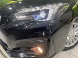 【LEDヘッドライト】悪天候や夜間走行時も良好な視界を確保し安心して運転できる高輝度LEDヘッドライトを装備!点灯速度が早く、消費電力も抑えられています。