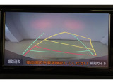 ハンドル操作に連動してガイドラインが変化するバックカメラ搭載です。クルマは構造上たくさんの死角がありますので、とても便利な機能ですね。あくまで補助の為の装備ですのでバックは目視での確認が大事ですよ!