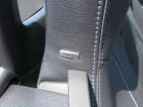 ヘッドレストにスピーカーを内蔵、BOSE独自の音響チューニングを施し、耳元にありながらオープン走行中でも広がる音響が楽しめます。ノイズとオーディオ音の重なりを自動補正、様々な環境で聴きやすい音響を実現