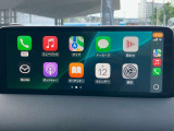 お手元のスマートフォンと接続して頂く事で使用可能な「Apple CarPlay/Android Auto」電話の応答は勿論、メッセージの受信やLINE、音楽接続からナビアプリの使用まで幅広く活躍致します。