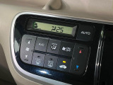 【オートエアコン】一度お好みの温度に設定すれば、車内の温度を検知し風量や温度を自動で調整。暑い…寒い…と何度もスイッチ操作をする必要はありません。快適な車内空間には必須の機能ですね♪