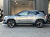 【ホイールアーチ】台形ホイールアーチはJeep伝統のデザインです。採用している理由は諸説ありますが、オフロードを走行する際にタイヤとボディが干渉しあわないよう配慮した作りにするためとなります。