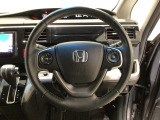 運転にかかわる様々な操作を安全に行えるように視点移動が少なく操作性に配慮されたスイッチ類が凝縮されたコクピットです。