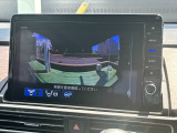 後退時に車両の後ろ側をモニター画面に表示します。車庫入れなどでバックする際に後方確認ができて便利です。車庫入れが苦手な人もこれで安心。