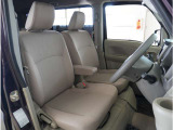 【清潔感のある運転席&助手席】隅々までクリーニングの行き届いた運転席&助手席。目立ったシミや汚れ等もございません。快適なドライブをどうぞ。