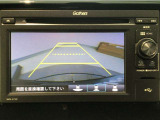 【バックカメラ】運転が苦手な方も車庫入れラクラクです!ギアをリバースに入れれば自動的に切り換わりますので、面倒な操作は不要です♪狭い駐車場もお車を傷つけず安心ですね!