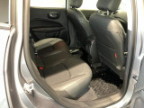 【リアシート】屋根までの高さがある車のため、大人の方でも圧迫感が少なく乗車出来ます。足元は広く取られているため、ゆったりとお乗り頂けます。