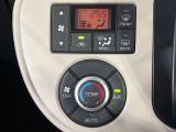 【オートエアコン】一度お好みの温度に設定すれば、車内の温度を検知し風量や温度を自動で調整。暑い…寒い…と何度もスイッチ操作をする必要はありません。快適な車内空間には必須の機能ですね♪
